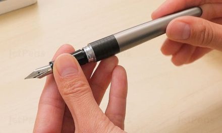 Comment mettre une cartouche d’encre dans un stylo plume ?