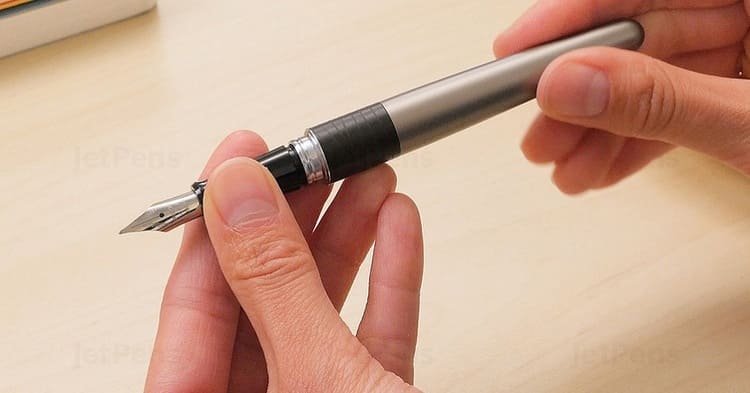 Comment mettre une cartouche d’encre dans un stylo plume ?